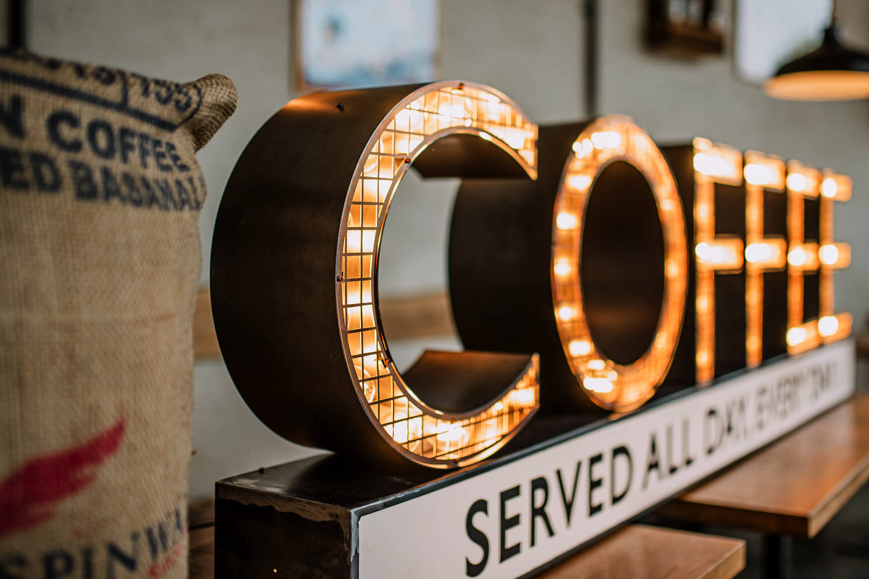 Koffie - Letters met gloeilampen op een frame